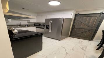 Kylskåp, mikrovågsugn, ugn och spishäll