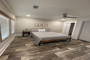 2 bedrooms, desk, iron/ironing board, free WiFi - Cozy modern style home, sleep 8, all the amenities of home.  (Sylvania)