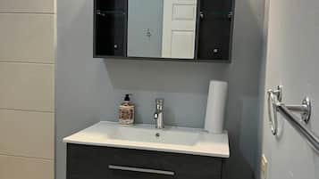 Douche, sèche-cheveux, serviettes fournies, savon