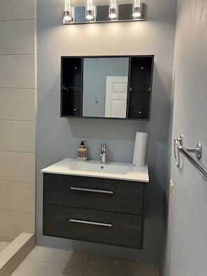 Dusche, Haartrockner, Handtücher, Seife