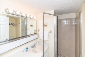 Douche, sèche-cheveux, serviettes fournies
