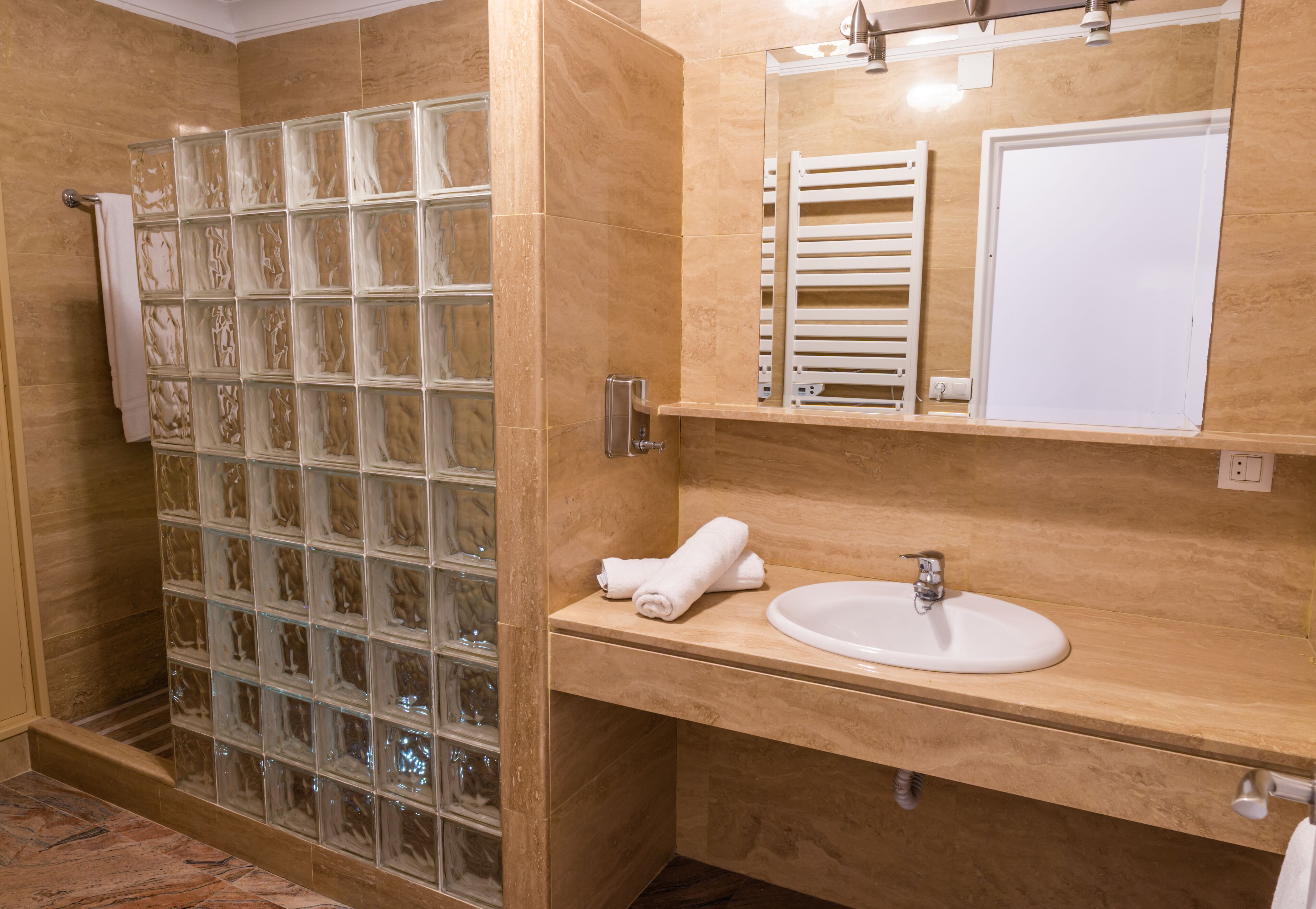 Douche, sèche-cheveux, bidet, serviettes fournies