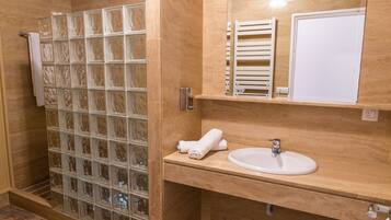 Een douche, een haardroger, een bidet, handdoeken
