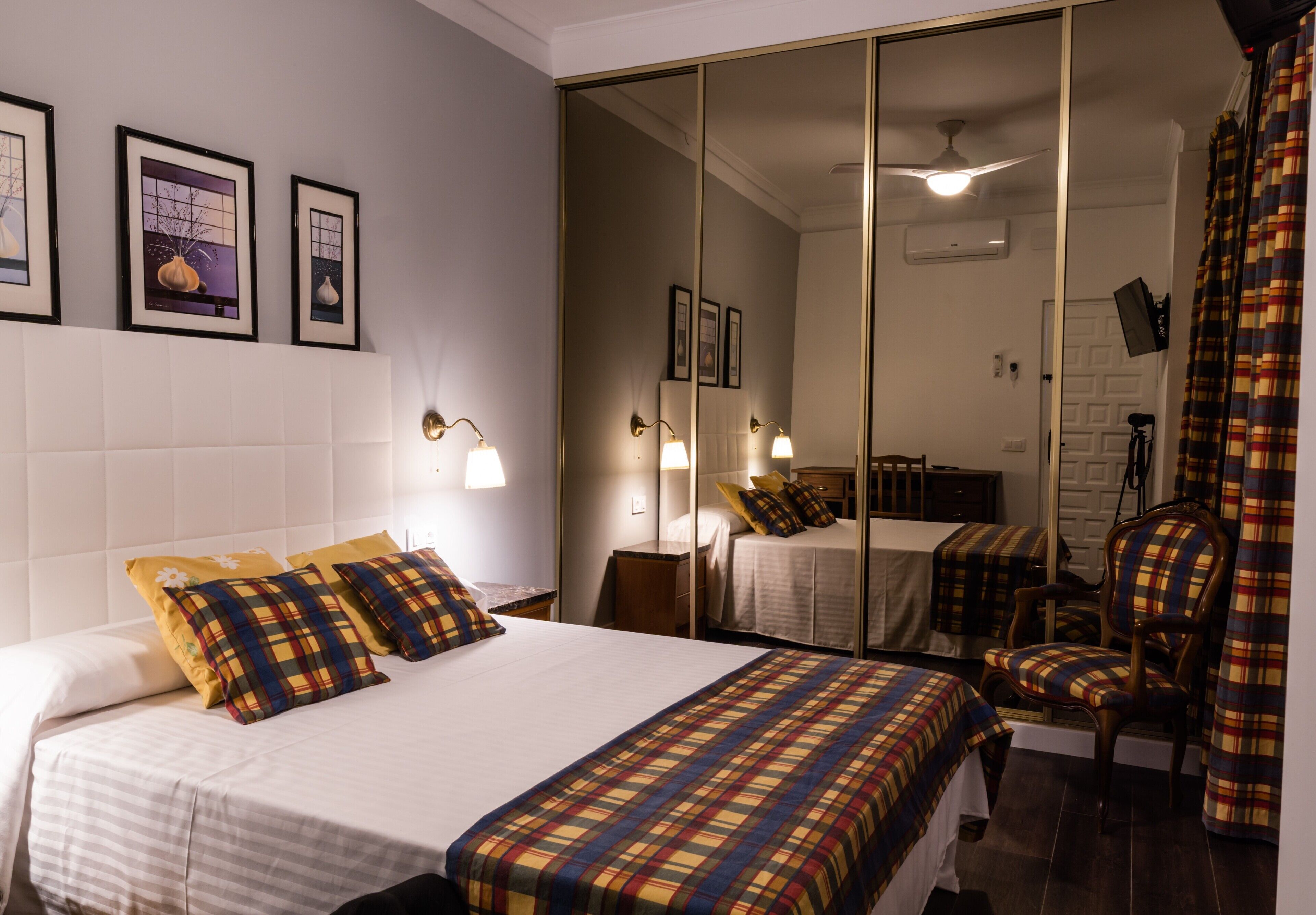 8 slaapkamers, een strijkplank/strijkijzer, reisbedje, wifi