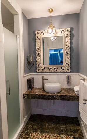 Dutxa, assecador de cabells, bidet i tovalloles