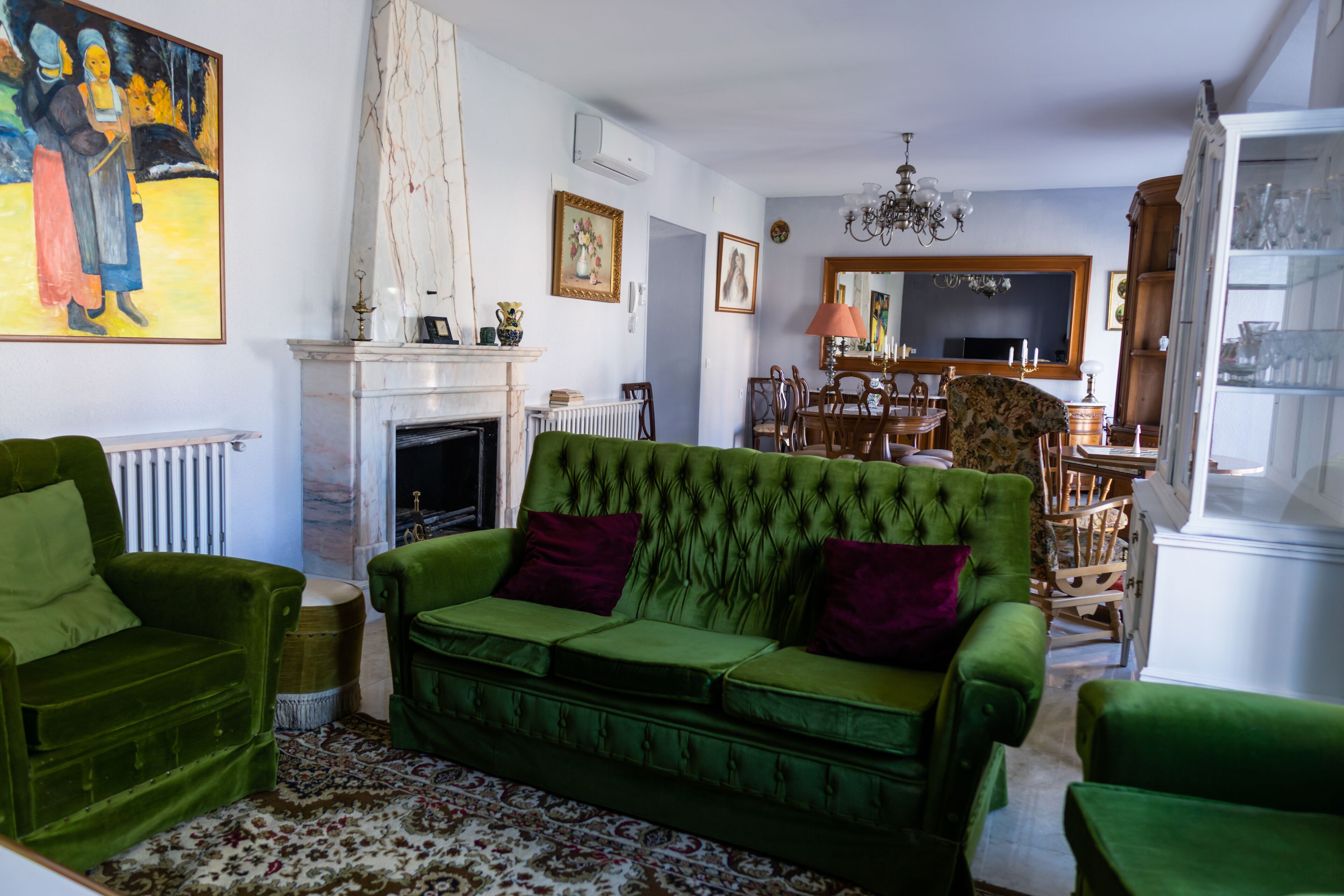 Een smart-tv en een open haard