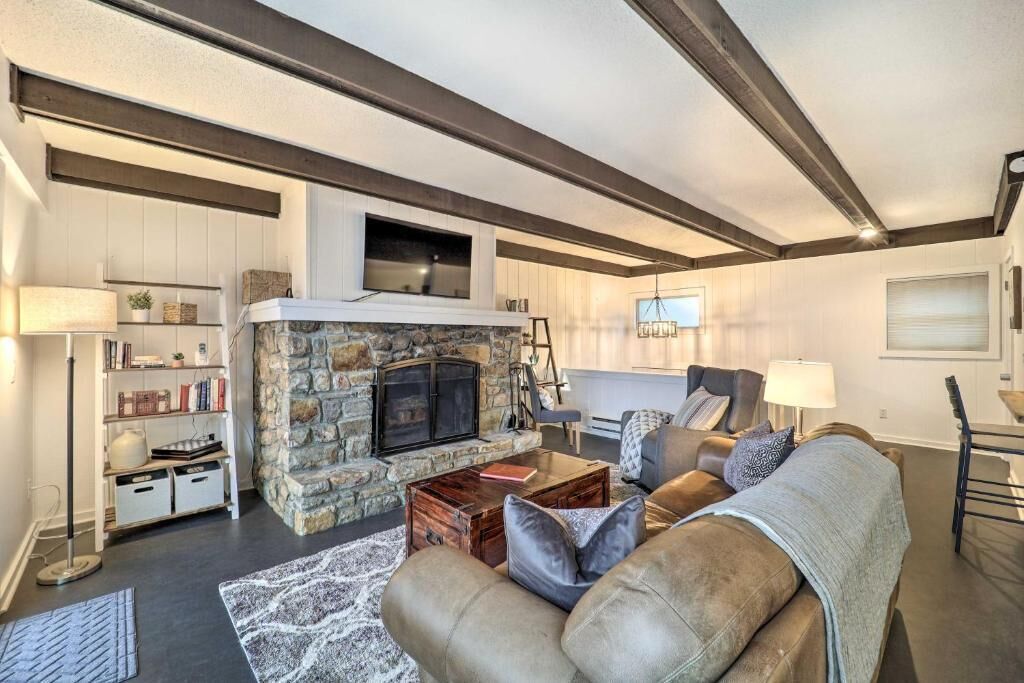 No Cleaning Fee! NEW Beds/Furniture! 2 Balconies. Cozy Beech Mountain Condo.