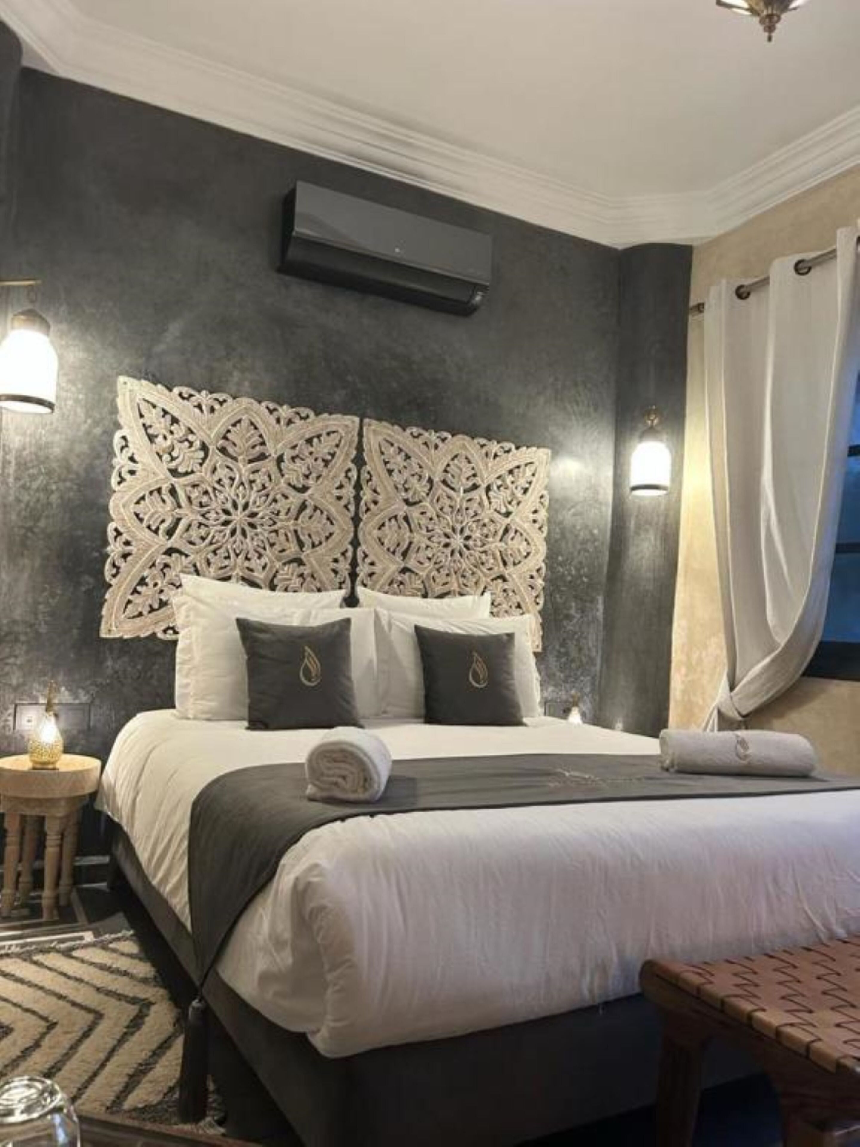 Quarto casal luxo (AMIR) | Edredons de pluma, camas com colchões pillow-top, cofres nos quartos