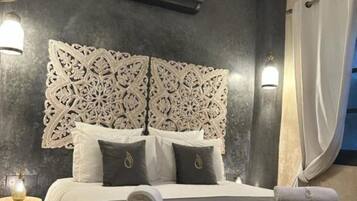 Quarto casal luxo (AMIR) | Edredons de pluma, camas com colchões pillow-top, cofres nos quartos