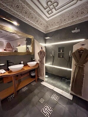 Suite Majestueuse(Malika) | 浴室 | 名牌洗护用品、吹风机、毛巾、肥皂