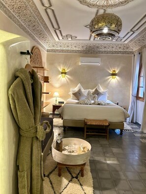 Suite Majestueuse(Malika) | Down comforters, pillowtop beds, in-room safe, individually decorated - Riad Al Nubala (Marrakech)