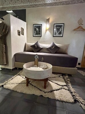 Suite Majestueuse(Malika) | ผ้านวมขนเป็ด, เตียงพร้อมฟูกเสริมที่นอน, ตู้นิรภัยในห้องพัก
