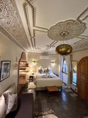 Suite Majestueuse(Malika) | ผ้านวมขนเป็ด, เตียงพร้อมฟูกเสริมที่นอน, ตู้นิรภัยในห้องพัก