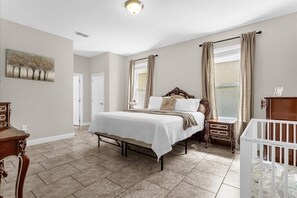6 habitaciones, tabla de planchar con plancha, cuna de viaje y wifi 