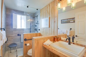 Kostenlose Toilettenartikel, Haartrockner, Handtücher