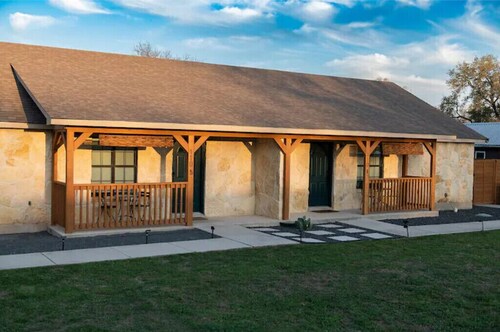 2 minutes to downtown! Hill Country Luxury Duplex TX Wine Trail - Home B