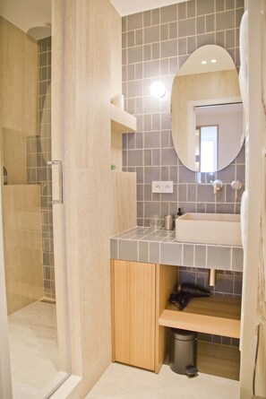 Shower, hair dryer, towels, soap - Mouffetard : confort & design (Paris)