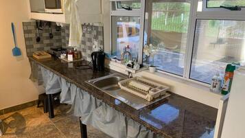 冰箱、微波炉、电热水壶、烤面包机