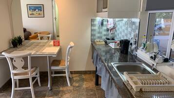 Apartamento | Cozinha privada | Geladeira, micro-ondas, chaleira elétrica, torradeira