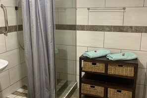 Appartement | Badkamer | Een douche, gratis toiletartikelen, handdoeken, toiletpapier