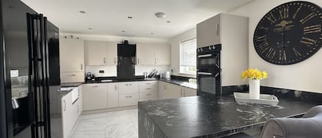 Refrigerador, lavavajillas, tetera eléctrica y tostadora