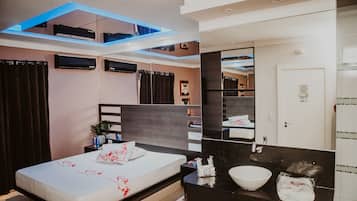 Quarto casal conforto | 1 quarto, roupas de cama premium, frigobar, escrivaninha