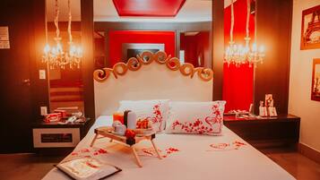 1 bedroom, premium bedding, minibar, desk