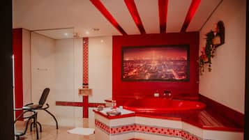 Suite Deluxe | Baño | Secadora de cabello, batas de baño para niños, pantuflas, bidet