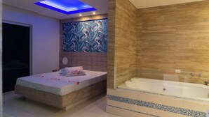 Un baño moderno con bañera, ducha y un espejo grande.