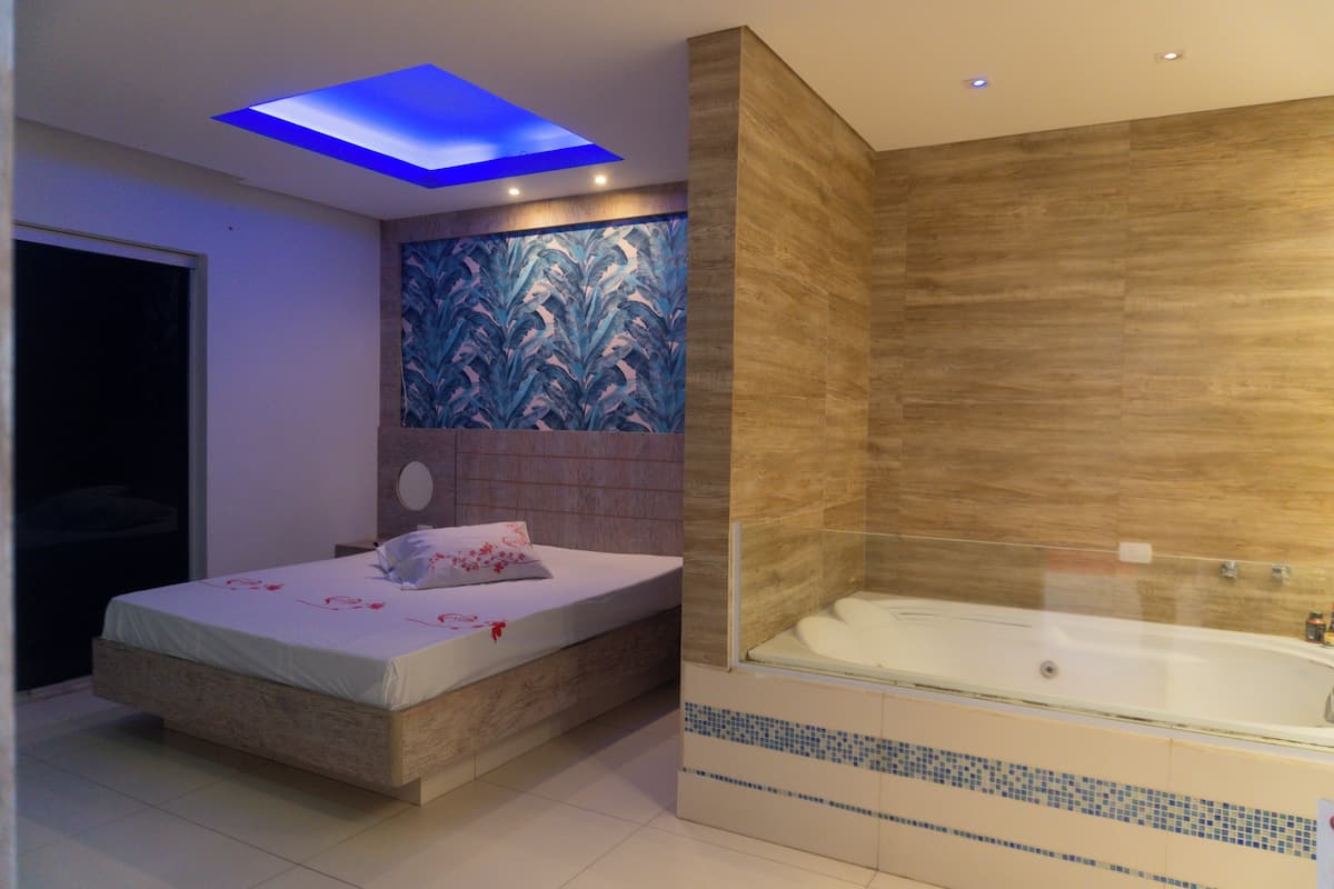 Smekmånadssvit | Sängtillbehör av högsta kvalitet, minibar och skrivbord