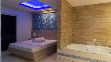 Smekmånadssvit | Sängtillbehör av högsta kvalitet, minibar och skrivbord