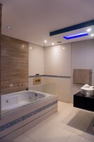 Suíte lua de mel | Banheiro | Secador de cabelo, roupões infantis, chinelos, bidê