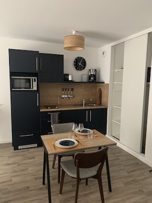 Apartamento | Cozinha privada | Geladeira, micro-ondas, cooktop, chaleira elétrica