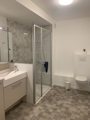 Apartamento | Banheiro | Chuveiro, secador de cabelo, toalhas de banho 