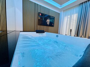 Luxury-Zimmer, 1 Queen-Bett, Whirlpool | Hochwertige Bettwaren, Betten mit Memory-Foam-Matratzen, Minibar