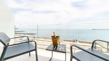 Habitación Deluxe, vista al mar | Ropa de cama de alta calidad, camas con efecto memoria y minibar