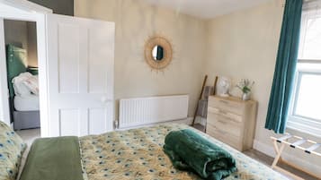 2 quartos, individualmente decorados, individualmente mobiliados