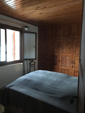 3 bedrooms, desk, iron/ironing board, free WiFi - REOPENING AFTER RENOVATION Chalet sleeps 8, large garden. Serre chevalier (Le Monêtier-les-Bains)
