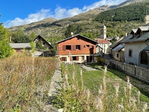 Property grounds - REOPENING AFTER RENOVATION Chalet sleeps 8, large garden. Serre chevalier (Le Monêtier-les-Bains)