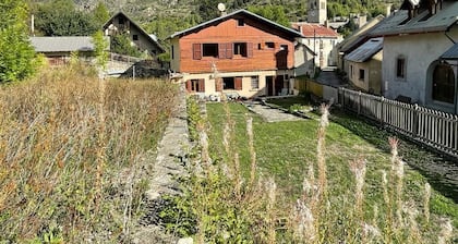 REOUVERTURE APRES RENOVATION Chalet 8 personnes grand jardin. Serre chevalier