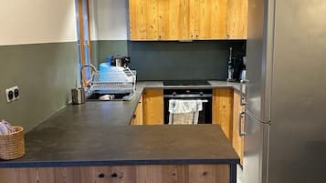 Jääkaappi, mikroaaltouuni, liesi, astianpesukone