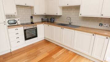 Fridge, dishwasher, cookware/dishes/utensils