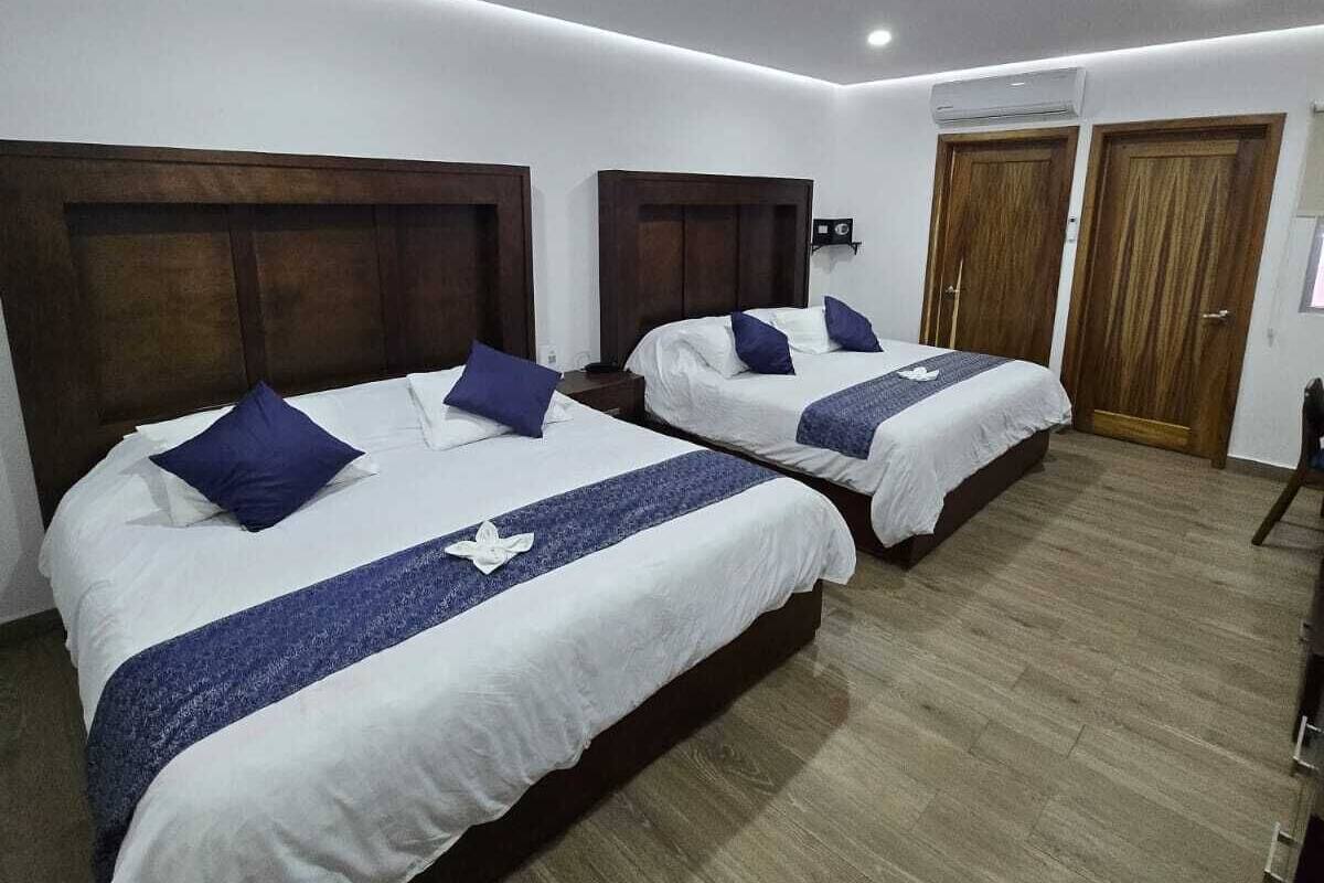Family Üç Kişilik Oda, Birden Çok Yatak, Şehir Manzaralı | Select Comfort yatak, odada kasa, masa 