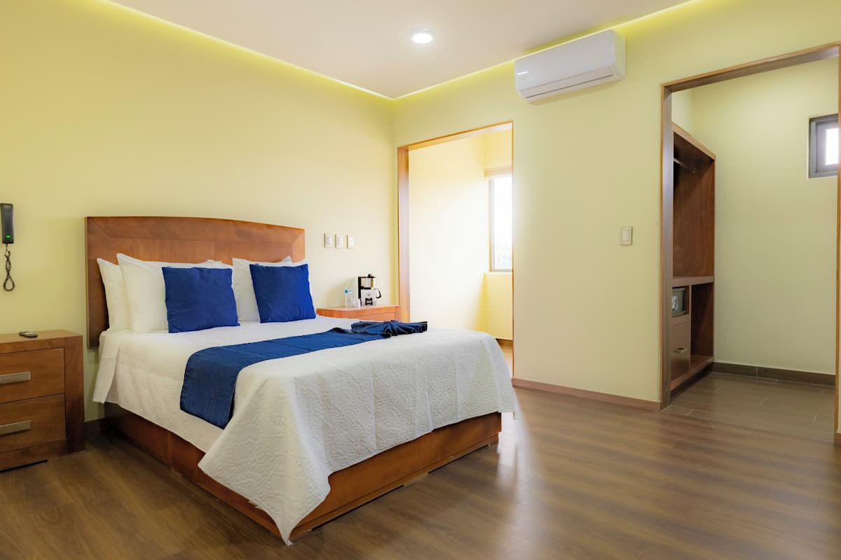Business Oda | Select Comfort yatak, odada kasa, masa 