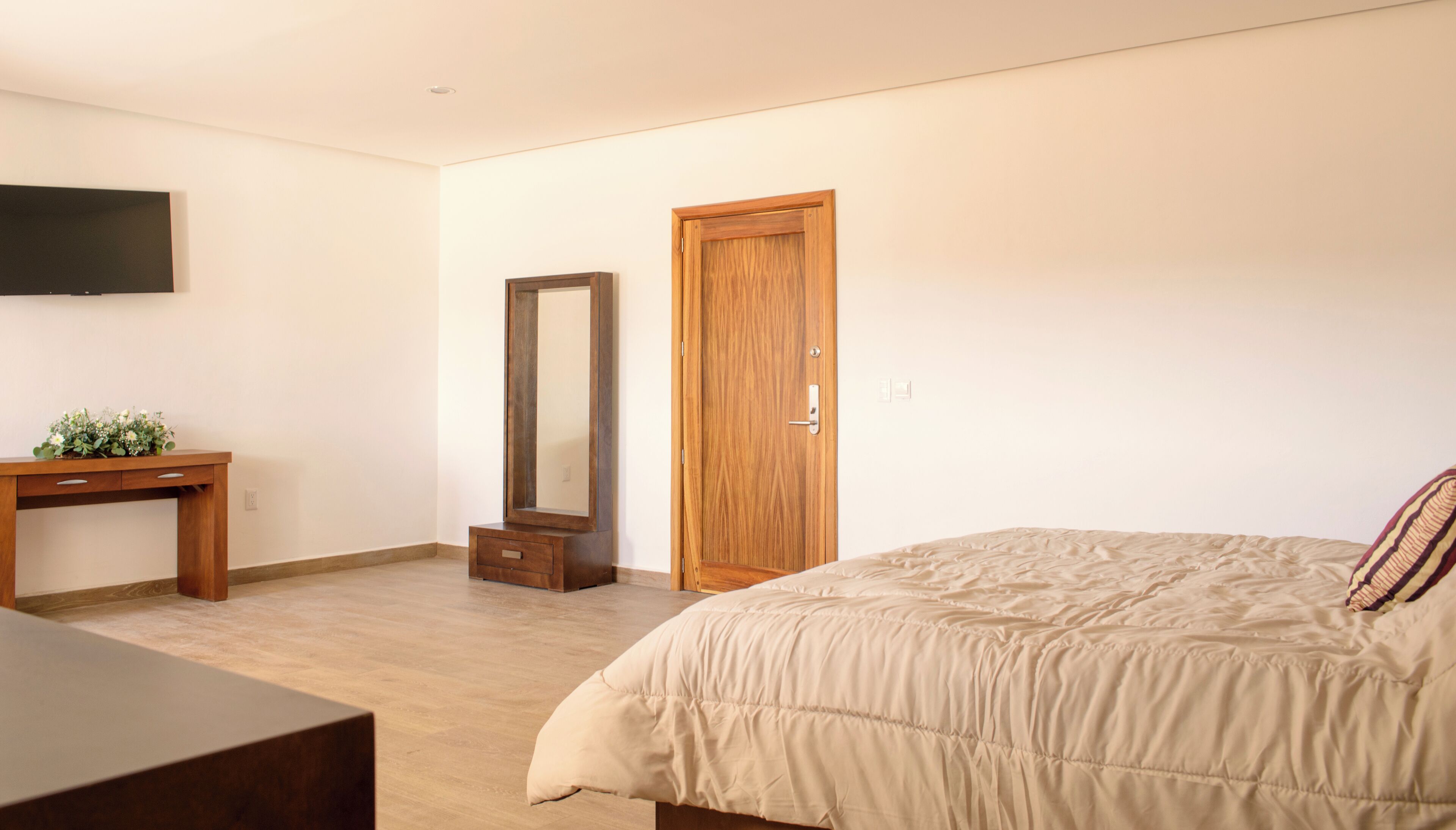 Comfort-Doppelzimmer, Balkon, Stadtblick | Select-Comfort-Betten, Zimmersafe, individuell dekoriert, Schreibtisch