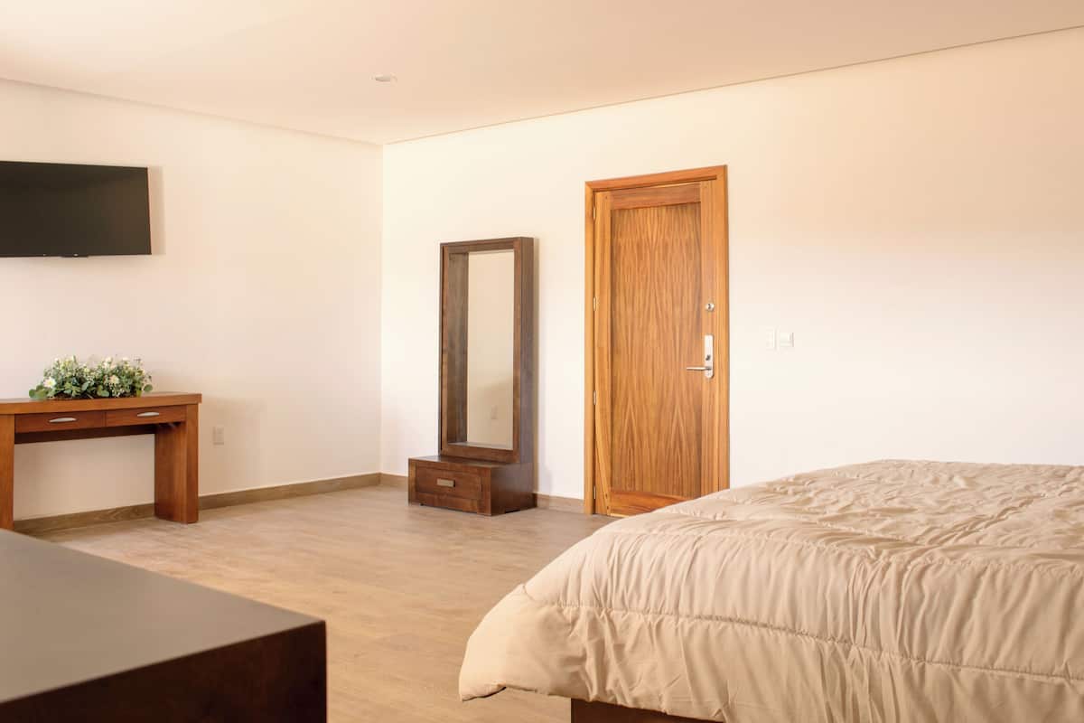 Comfort Tek Büyük Yataklı Oda, Balkon, Şehir Manzaralı | Select Comfort yatak, odada kasa, masa 