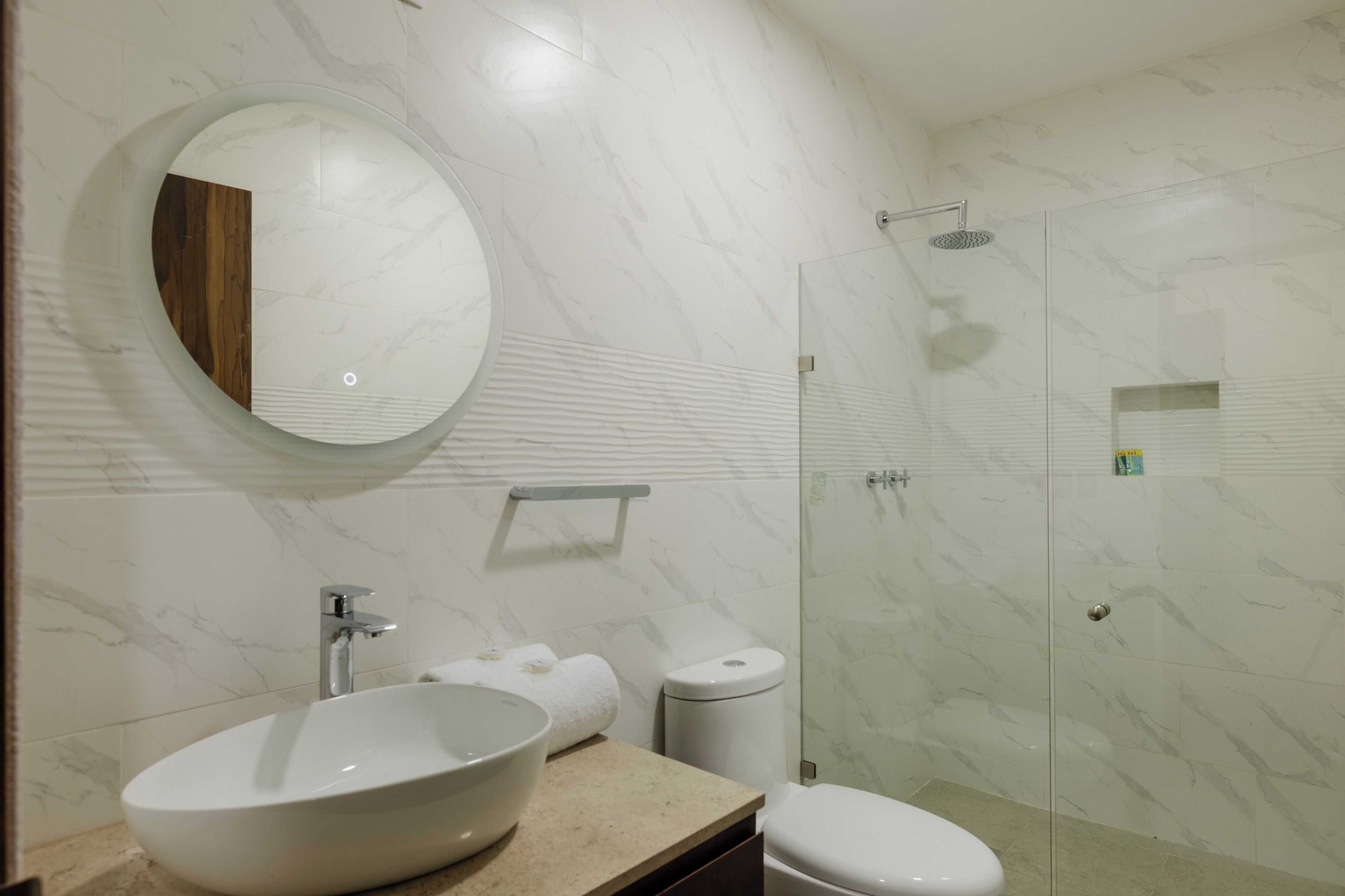 Camera familiare | Bagno | Doccia, asciugamani, sapone, shampoo
