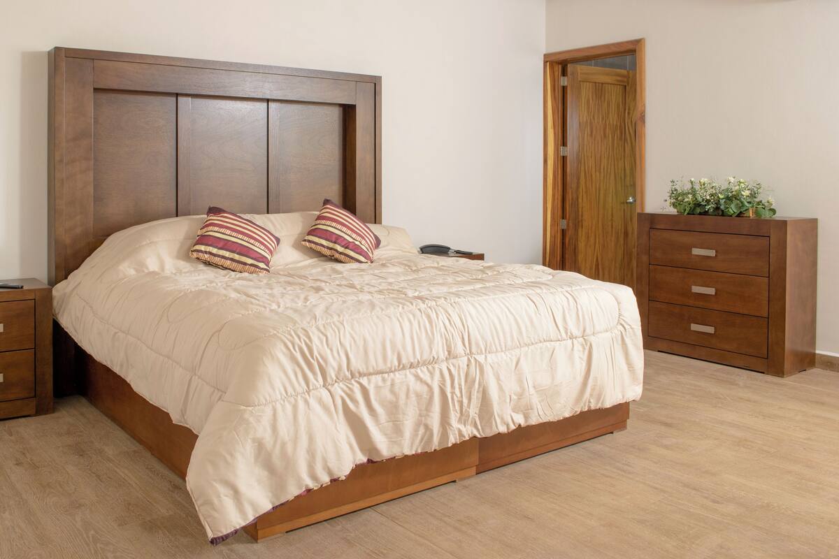 Business Tek Büyük Yataklı Oda, Balkon, Şehir Manzaralı | Select Comfort yatak, odada kasa, masa 