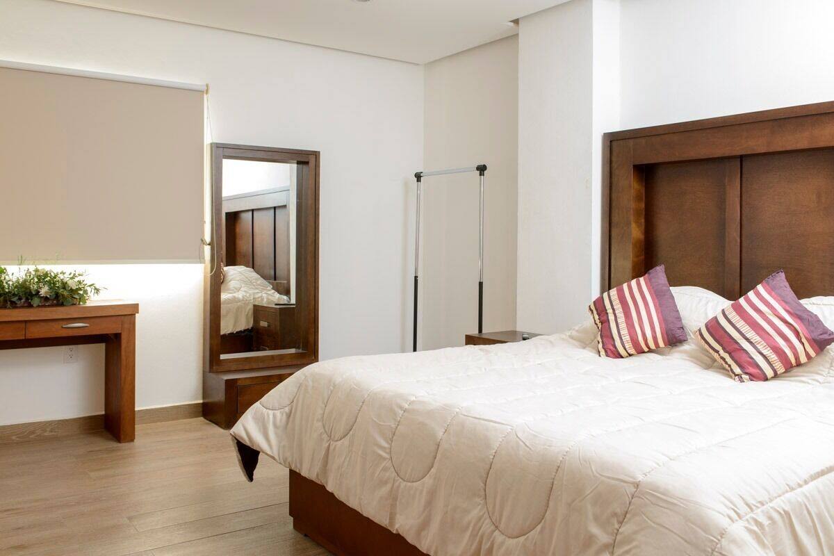 Classic Tek Büyük Yataklı Oda, Balkon, Şehir Manzaralı | Select Comfort yatak, odada kasa, masa 