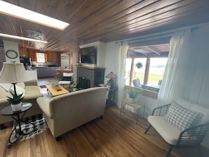 Smart-tv, ett bordtennisbord och böcker